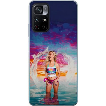 Kompatibelt Mobildeksel til Xiaomi Poco M4 Pro 5G Blond kvinne i fargerik strandantrekk som leker i havet ved solnedgang