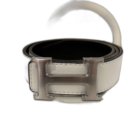 Vitt bälte med grått spänne