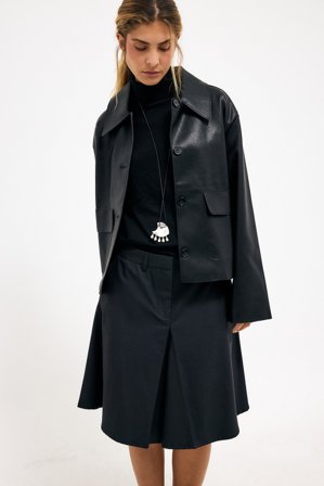 NA-KD Skräddarsydd knälång midikjol - Midikjolar - Svart - EU 40