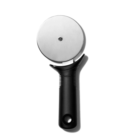 OXO PIZZAHJUL I RUSTFRITT STÅL MED NON-SLIP HÅNDTAK 9CM DIAMETER