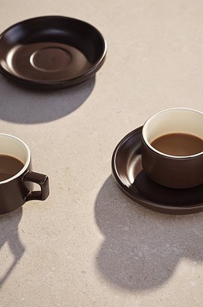 Jotex - Kaffekop Med Sidetallerken 2-pak Brun/naturvit - THELMA - Køb Kopper & krus hos Jotex