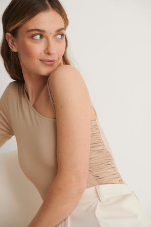 Handpicked x NA-KD Haut asymétrique drapé sur le côté - Tops - Beige - X-Small