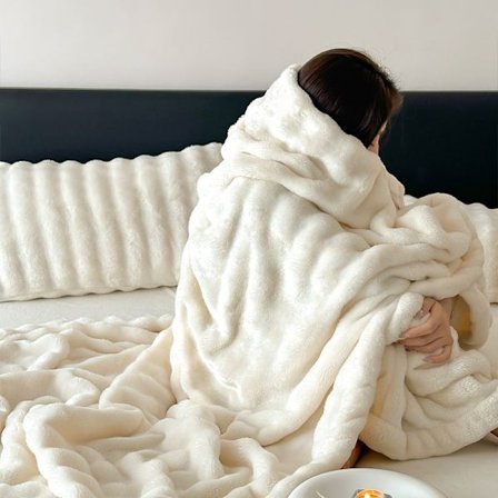 Tykk melkevelurpledd, egnet for vinteren, laget av kaninpelslignende plysj og korallfleece, perfekt for en lur eller som et sofateppe.