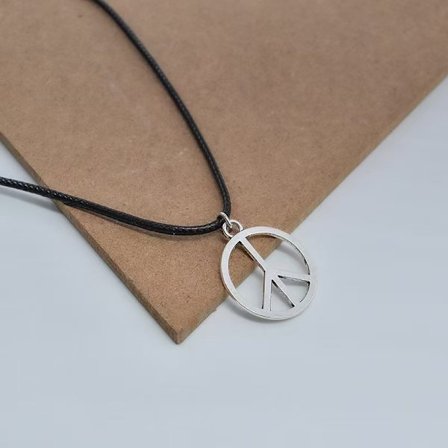 Fredshänge med antikrigsbudskap och läderrem, halsband i rostfritt stål