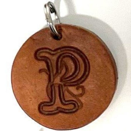 Handgjort hänge med bokstav av tärnsjö läder