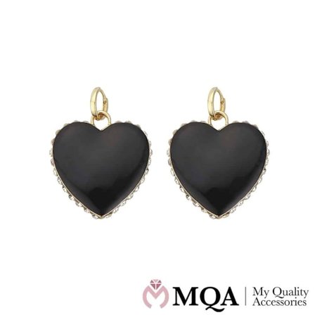 Örhängen med blankt svart hjärta och små glittrande stenar