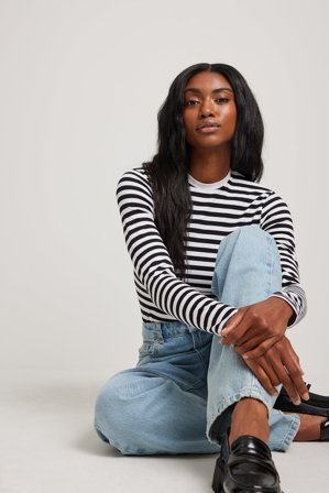 NA-KD Basic - Stripete topp med tettsittende passform og lange ermer - Langermede T-skjorter - Svart/Stripetete - XS