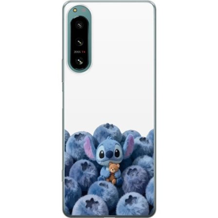 Kompatibelt Mobilskal till Sony Sony Xperia 5 IV Söt blå karaktär bland blåbär med nalle i mjuk och lekfull illustration