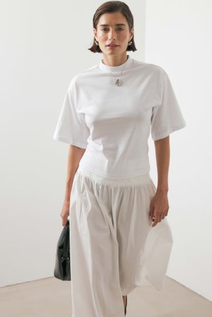 NA-KD Tailliertes Baumwoll-T-Shirt mit Trichterausschnitt - T-Shirts - Weiß - L (EU 42-44)