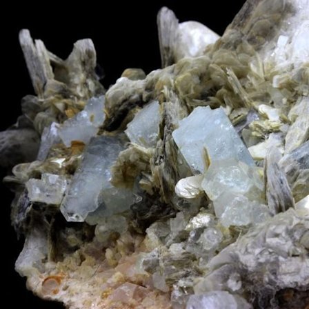 Kivet ja mineraalit. Akvamariini + muskoviitti. 936,70 senttiä. Chumar Bakar, Skardu, Pakistan.