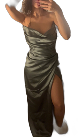 Grön satinklänning med slits