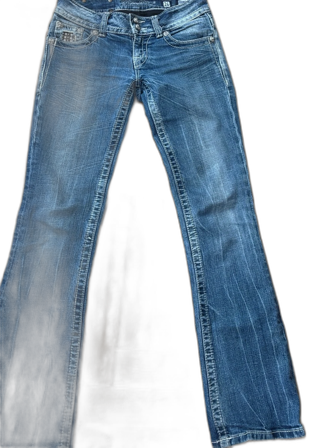 Blå bootcut jeans med nitar från Miss Me