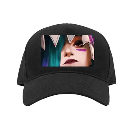 Kasket Stiliseret portræt af en kvindelig karakter med farvet hår, neonmarkeringer og grafisk illustration i mørk cyberpunk-inspireret stil.