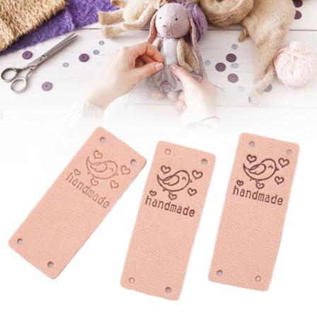 100 st PU-läder etikett fågel färg handgjord mjuk 4 hål användbara DIY-tillbehör för plånbok hatt (rosa)