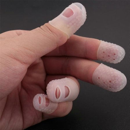 Gitarrkit Inkluderar 8 Delar Gitarr Plektrum för Tumme och Finger (Metall och Blå Celluloid), 5 Delar Transparenta Gitarr Fingerskydd