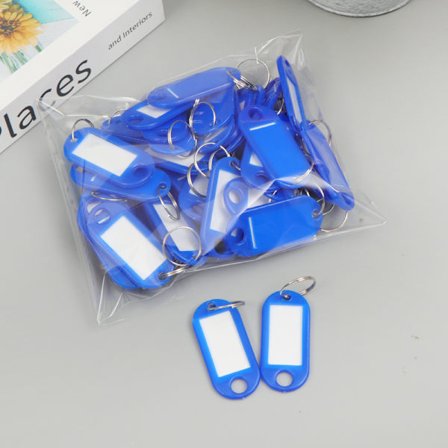 Blå förpackning med 50 taggnyckelringar, 4,7x 2cm plasttaggnyckelring med