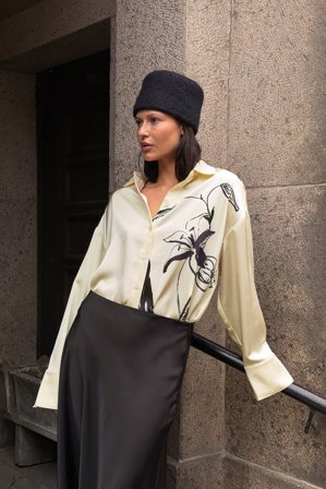 NA-KD Skjorta i satin med tryck - Skjortor - Beige - EU 42