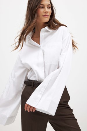 NA-KD Bomullsskjorta med vida ärmar och knappdetalj - Skjortor - Vit - EU 42