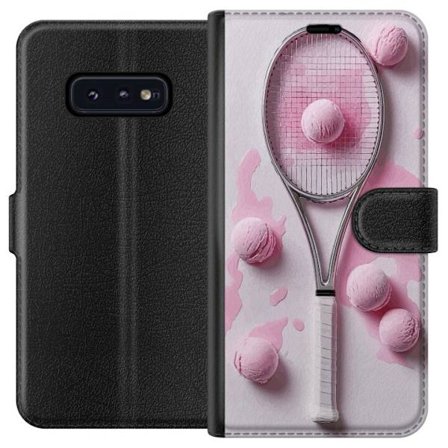 Kompatibelt Lommeboketui til Samsung Samsung Galaxy S10e Rosa glasskuler og tennisracket i et kreativt, stille bilde med leken popfølelse og moderne