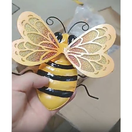 Bi-formet vægdekoration i form af en bi - Metal og glas vægophængsdekoration