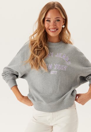 TOMMY JEANS - Tjw Bxy Varsity Overdye Crew Ext - Q13 Grey Htr - Kläder - - Bubbleroom
