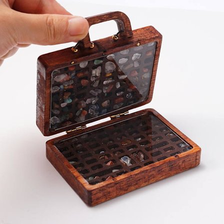 Samling af sten- og træhåndværk i kuffert