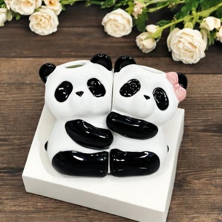 To keramiske pandaer som klemmer tannbørsteholdere