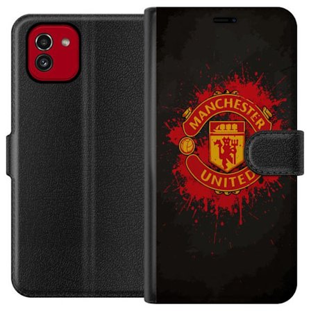 Kompatibelt Lommeboketui til Samsung Samsung Galaxy A03 Manchester United logo i rød og gul farge med røff sportslig bakgrunn