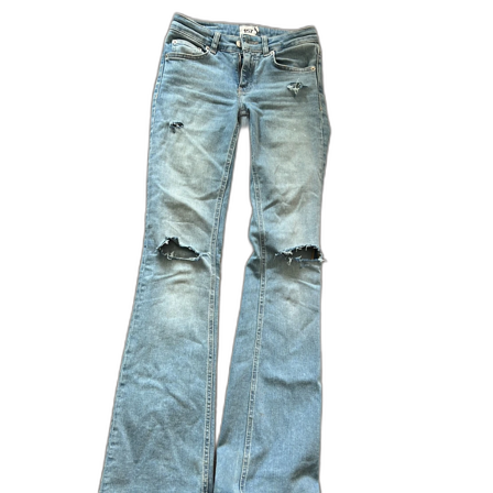 Ljusblå bootcut jeans med slitningar