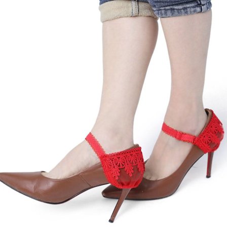 1 par skobånd med høje hæle, der holder A