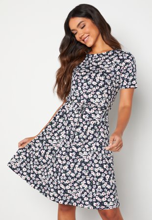 Happy Holly Tova short sleeve drawstring dress Navy / Floral Klær