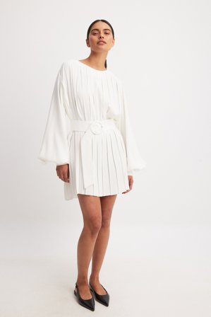 Chloe Rose x NA-KD Pleated Woven Balloon Sleeve Mini Dress - Klänningar med skärp - Vit - EU 36