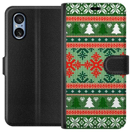 Sony Xperia 5 V Plånboksfodral Julinspirerat stickmönster i rött, grönt och vitt med snöflingor, hjärtan och granar som skapar klassisk och mysi
