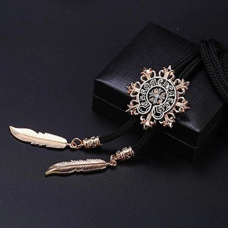 Trendikäs solmittava kaulakoru C C