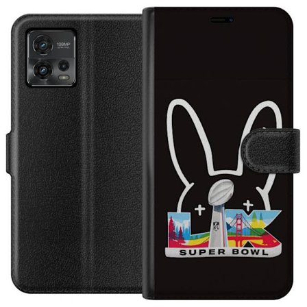 Kompatibel Tegnebogsetui til Motorola Moto G72 Bad Bunny portræt med åben skjorte, tatoveringer og krøllet hår i stilfuld modefotografering