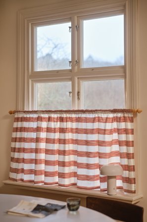 Jotex - Kafégardin Rustbrun/naturhvit - IRIS - Kjøp Gardinkapper hos Jotex