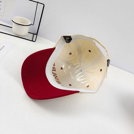 En röd baseballkeps för kvinnor, storlek M (56-58 cm), lämplig för shopping och klädmatchning