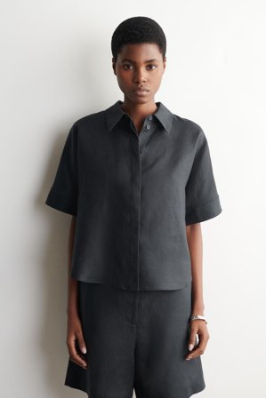 COS Frauen Oversized-Leinenhemd Mit Kurzen Ärmeln in Schwarz