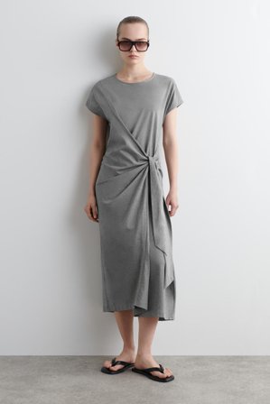 COS Femme Robe T-Shirt Portefeuille Dress in Gris
