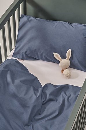 Jotex - Percale Mini Bettwäsche Baby ‒ Bio-qualität Gewitterblau - ZACK - Kaufe Kinderbettwäsche bei Jotex