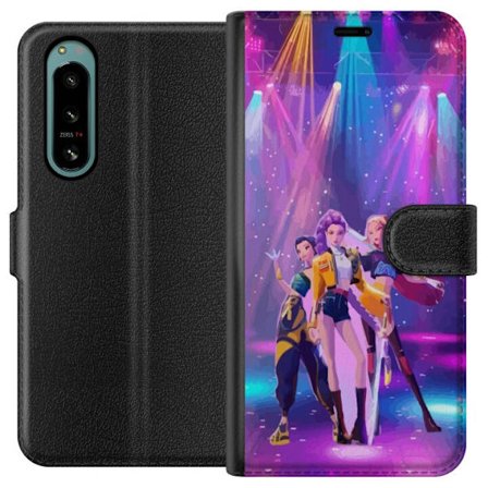Kompatibelt Plånboksfodral till Sony Xperia 5 IV Färgstark K-pop-inspirerad tjejgrupp på scen med neonljus, discoestetik, starka färger och futuri