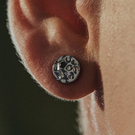 Orphic | Clou d'oreille en acier inoxydable argenté à finition martelée avec zircone noire - 8 mm pour hommes - Clous d'oreille