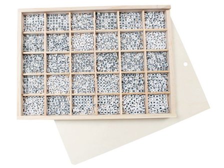 PLAYBOX Bokstavspärlor i trälåda 1500/fp - Lyreco - Skola och förskola - Hobbymaterial - Pärlor