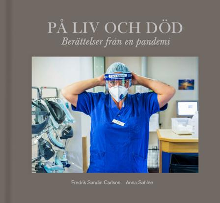 På liv och död : berättelser från en pandemi - Bok av Anna Sahlée & Fredrik Sandin Carlson - Inbunden