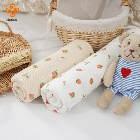 Ribbestrikket stoff med jordbærtrykk, stretchstoff per halve meter for søm av barne-t-skjorter, underdeler og skjorter, 45x135cm (Melkebær)