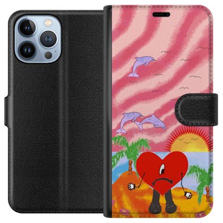 Kompatibelt Lommeboketui til Apple iPhone 13 Pro Max Bad Bunny i en fargerik quiltet jakke med hjertemønster og solbriller i moderne gatestil