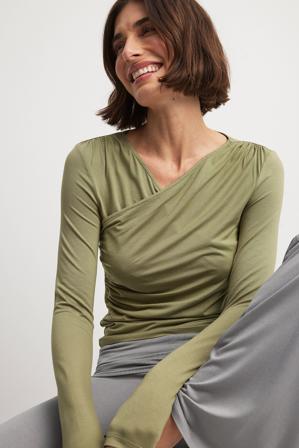 NA-KD x Zoe Liss Soft Line draperad topp - Omlott-toppar - Grön - Medium