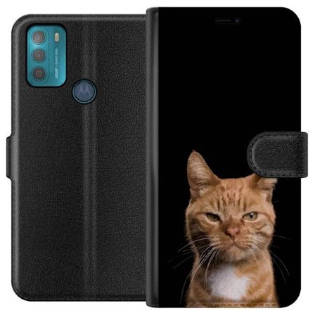 Kompatibelt Plånboksfodral till Motorola Moto G50 Närbild av orange katt mot svart bakgrund, uttrycksfull blick och hög kontrast som ger minimalist