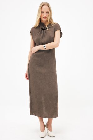 NA-KD Midikleid mit kurzen Ärmeln und drapiertem Ausschnitt - Drapierte Kleider - Braun - EU 40