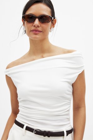 NA-KD Twist Off Shoulder Top - Rynkede toppe - Hvid - L (EU 42-44)